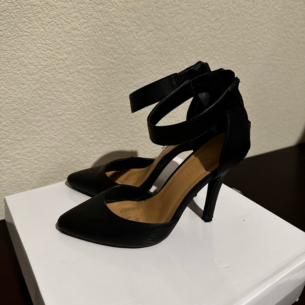 Pointed toe heels
